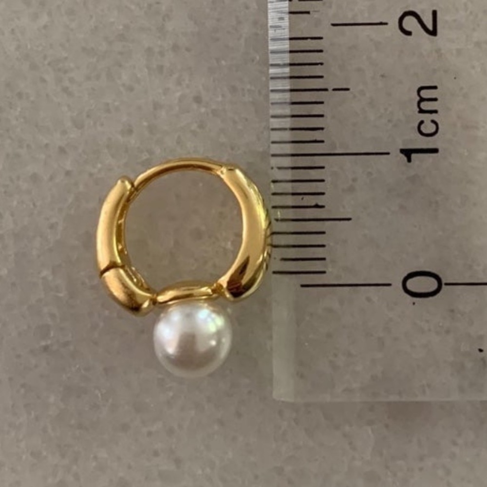 Gold Chunky Pearl Huggie Hoop Earrings Brand New - Picture 3 of 5